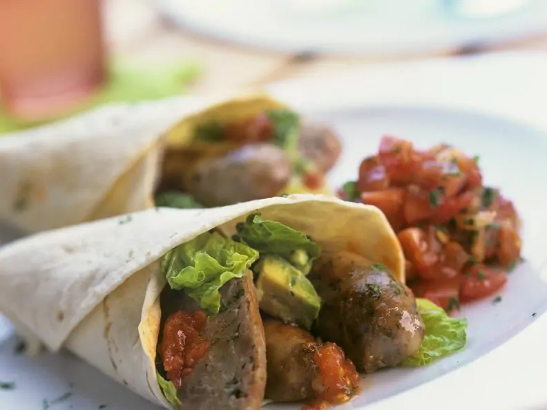 Bratwurst-Wrap mit Avocado