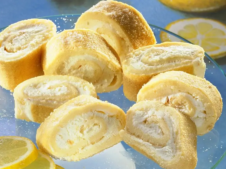 Biskuitröllchen mit Zitronencreme