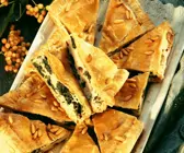 Spinatpastete mit Feta und Pinienkernen