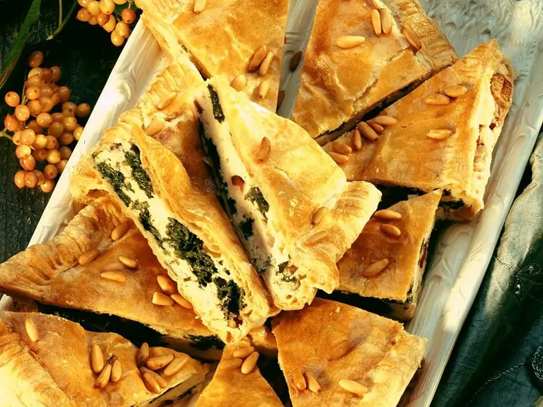 Spinatpastete mit Feta und Pinienkernen