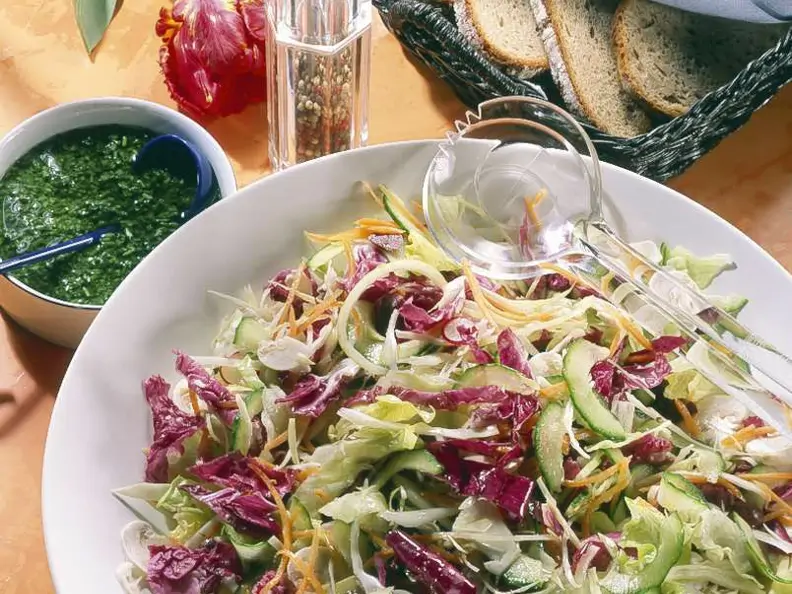 Bunter gemischter Salat mit leckerem Dressing