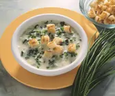 Cremige Suppe mit Kräutern und Croutons