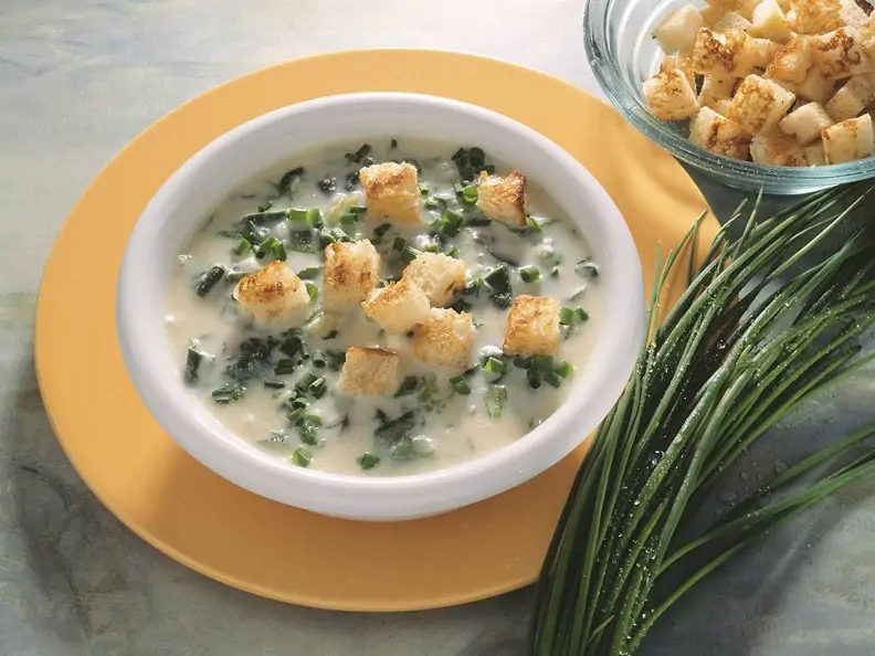 Cremige Suppe mit Kräutern und Croutons