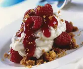 Amaretti-Himbeer-Speise mit Quark