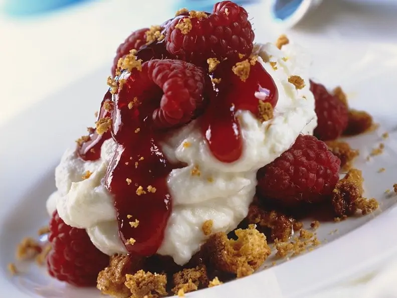 Amaretti-Himbeer-Speise mit Quark