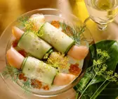 Lachsröllchen mit Gurke und Kaviar