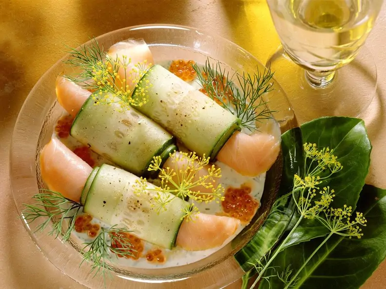 Lachsröllchen mit Gurke und Kaviar
