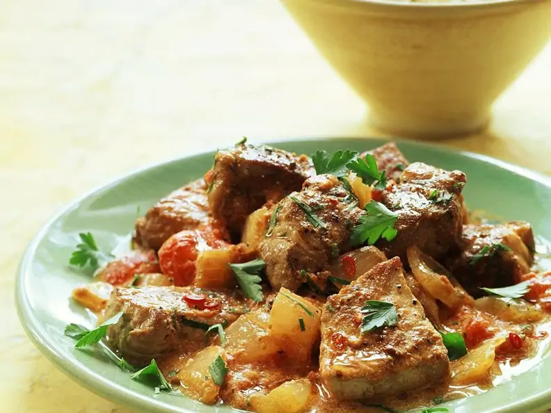 Ingwer-Tomaten-Geschnetzeltes mit Joghurt-Curry-Sauce