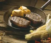 Gebratene Steaks mit Mais