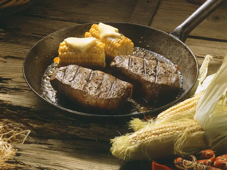 Gebratene Steaks mit Mais