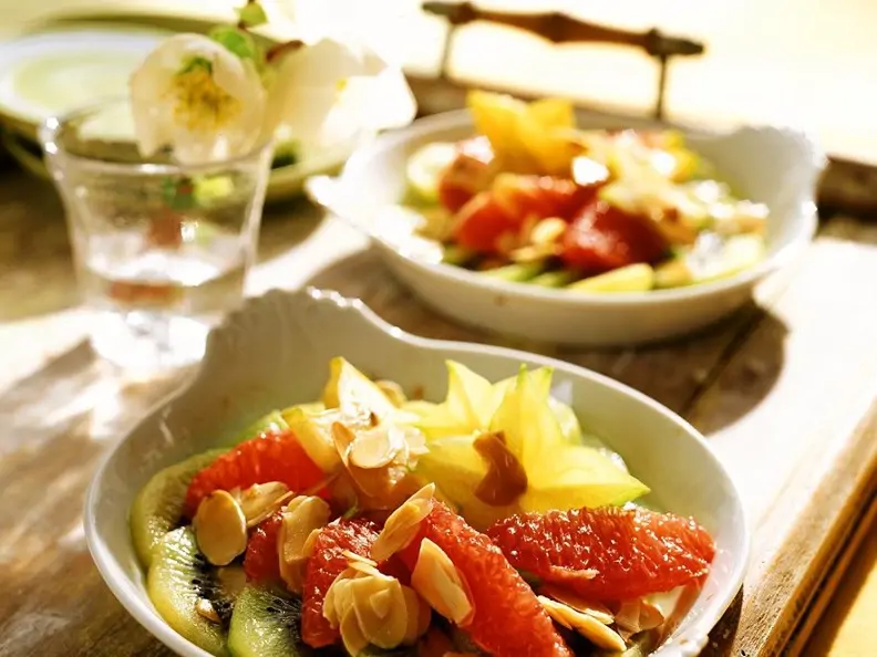 Exotischer Obstsalat mit Mandeln