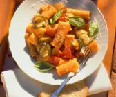 Pasta mit Zucchini-Tomaten-Soße