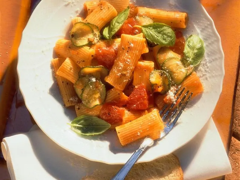 Pasta mit Zucchini-Tomaten-Soße