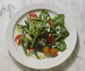 Bohnen-Tomatensalat mit Spinat