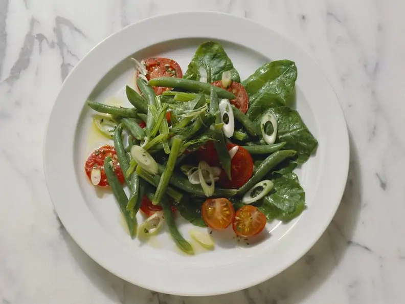 Bohnen-Tomatensalat mit Spinat