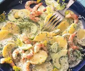 Kartoffelsalat mit Gurken und Shrimps