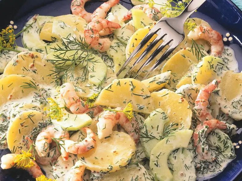 Kartoffelsalat mit Gurken und Shrimps