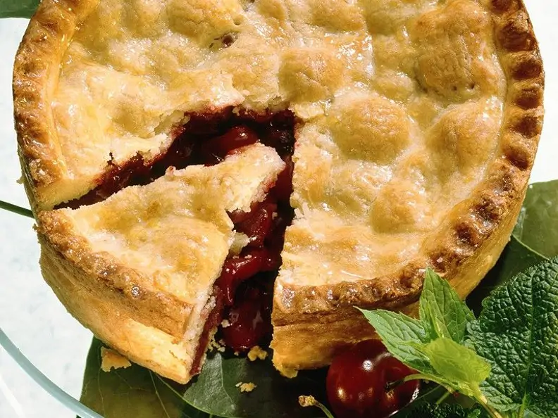 Gedeckter Kirschkuchen