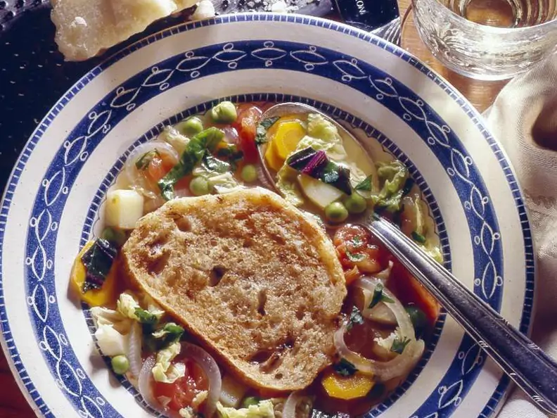 Gemüsesuppe mit Brot