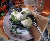 Eisbecher mit Schlagsahne und Blaubeeren