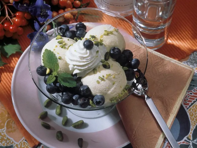 Eisbecher mit Schlagsahne und Blaubeeren