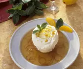 Frischkäseeis mit Orangensauce