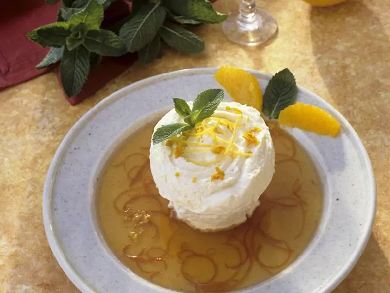 Frischkäseeis mit Orangensauce