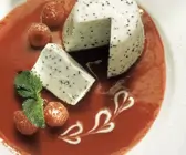 Mohnmousse mit Beerensauce