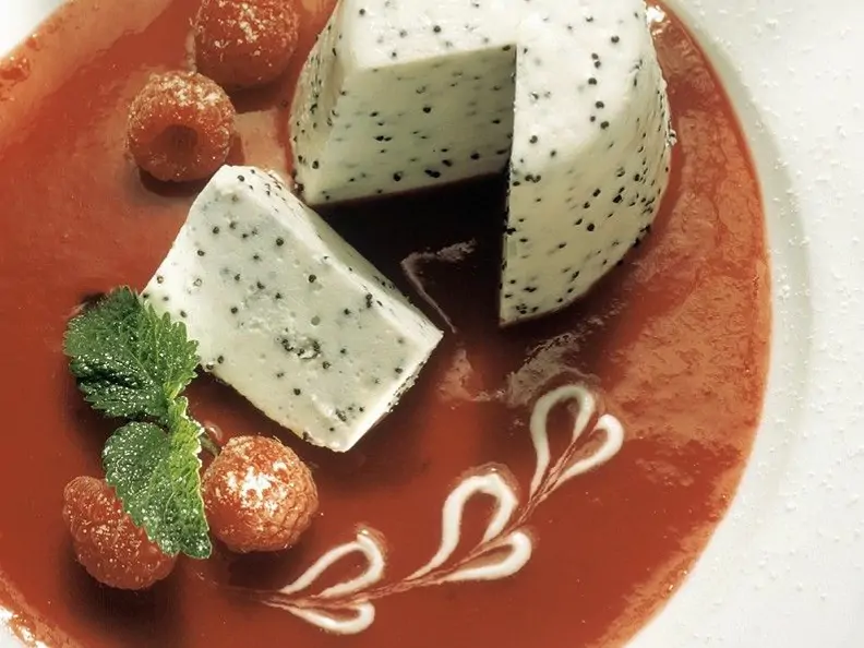 Mohnmousse mit Beerensauce