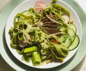 Nudelsalat mit Rindfleisch und Gemüse