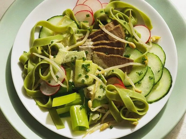 Nudelsalat mit Rindfleisch und Gemüse