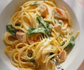 Pasta mit cremiger Lachssauce