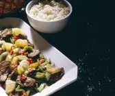 Mariniertes Rindfleisch mit Ananas aus dem Wok