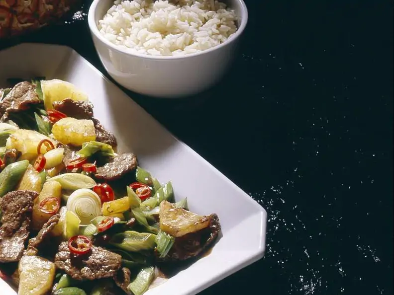 Mariniertes Rindfleisch mit Ananas aus dem Wok