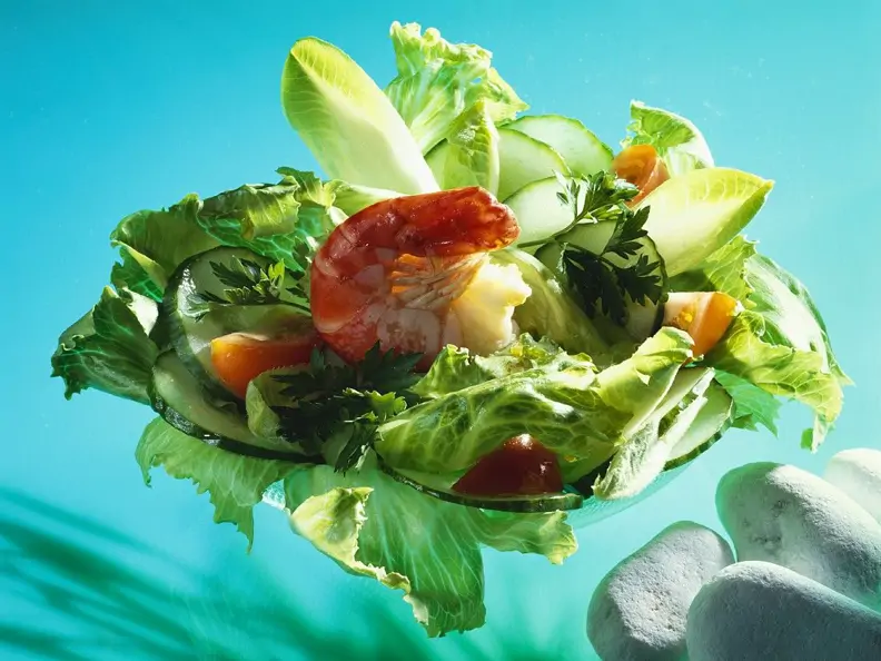 Gemischter Salat mit Garnelen