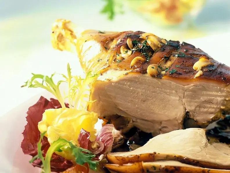 Spanferkel mit buntem Salat
