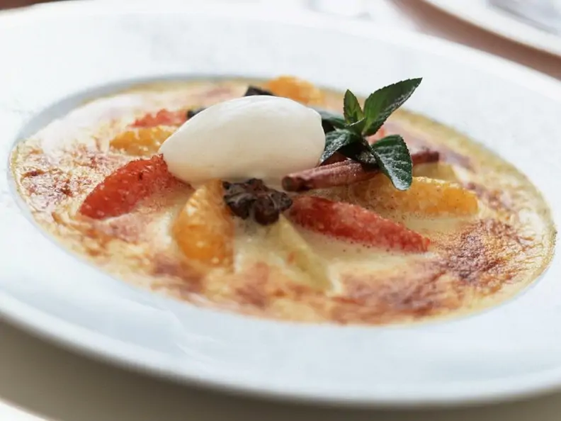 Zitrusfrucht-Gratin mit Vanilleeis