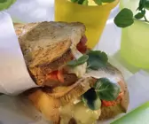 Gefüllter Toast mit Käse und Paprika