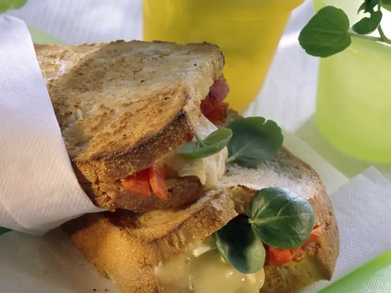Gefüllter Toast mit Käse und Paprika