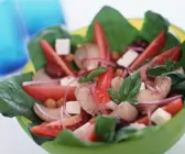 Tomaten-Spinatsalat mit Erdbeeren