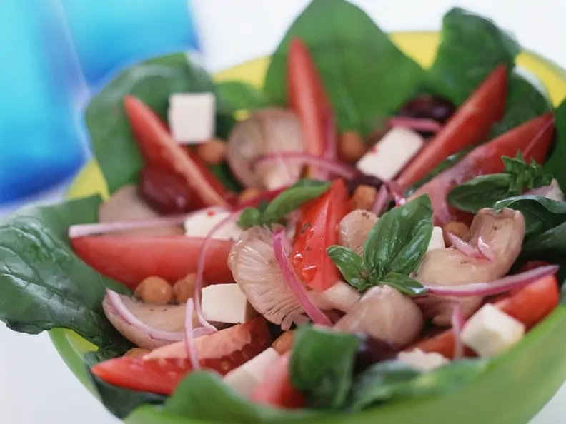 Tomaten-Spinatsalat mit Erdbeeren