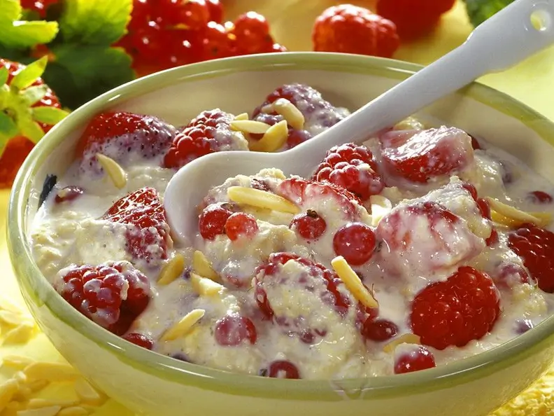 Beerenmüsli mit Mandeln