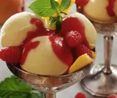 Mango-Parfait mit Himbeersauce