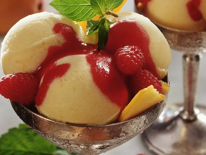 Mango-Parfait mit Himbeersauce