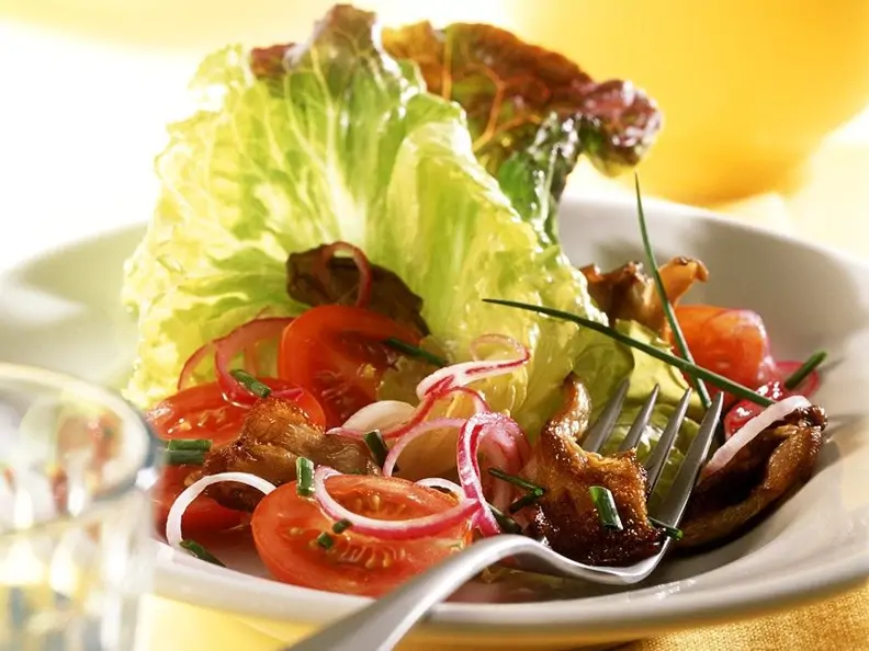 Austernpilze mit Bataviasalat und Tomaten