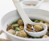 Asiatische Gemüsesuppe mit Fischklößchen