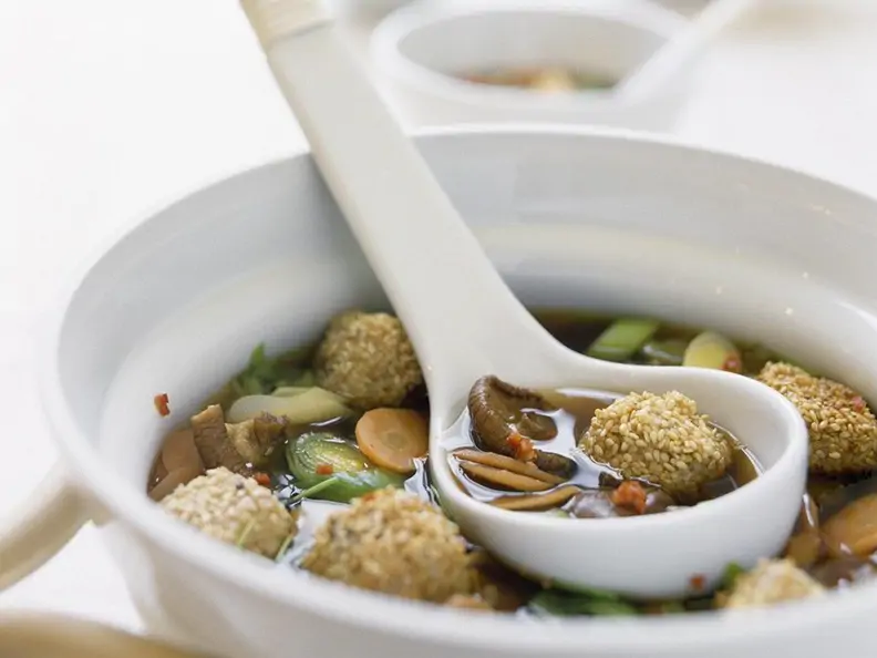 Asiatische Gemüsesuppe mit Fischklößchen
