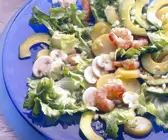 Blattsalat mit Garnelen und Avocado