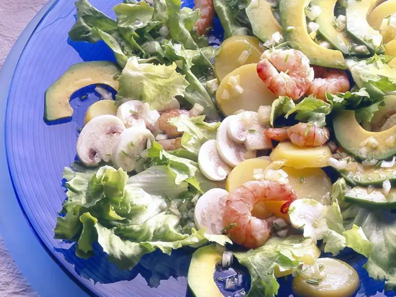 Blattsalat mit Garnelen und Avocado