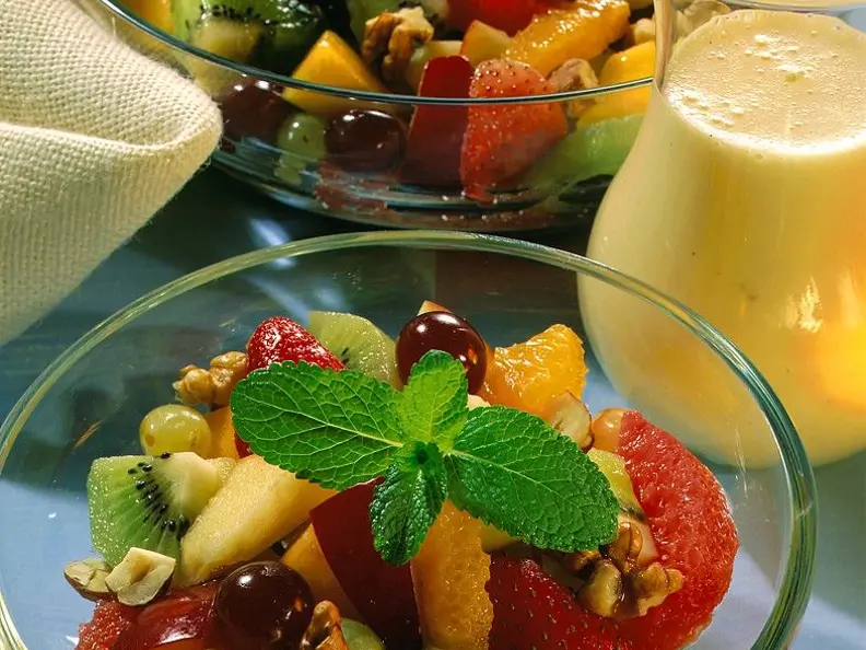 Obstsalat mit Nüssen